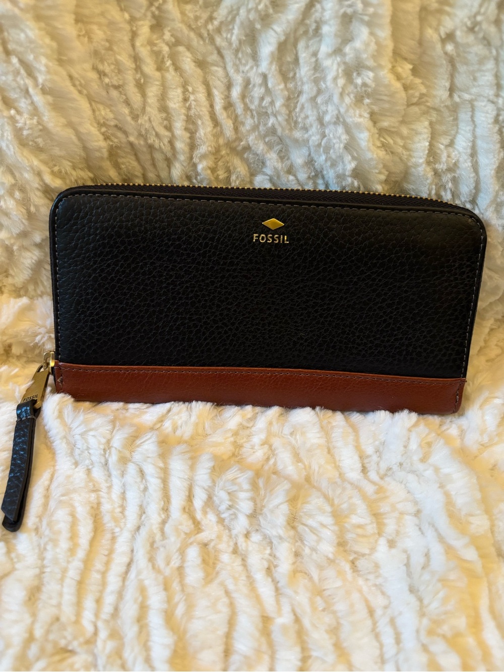 Women’s leather Fossil zip around wallet
